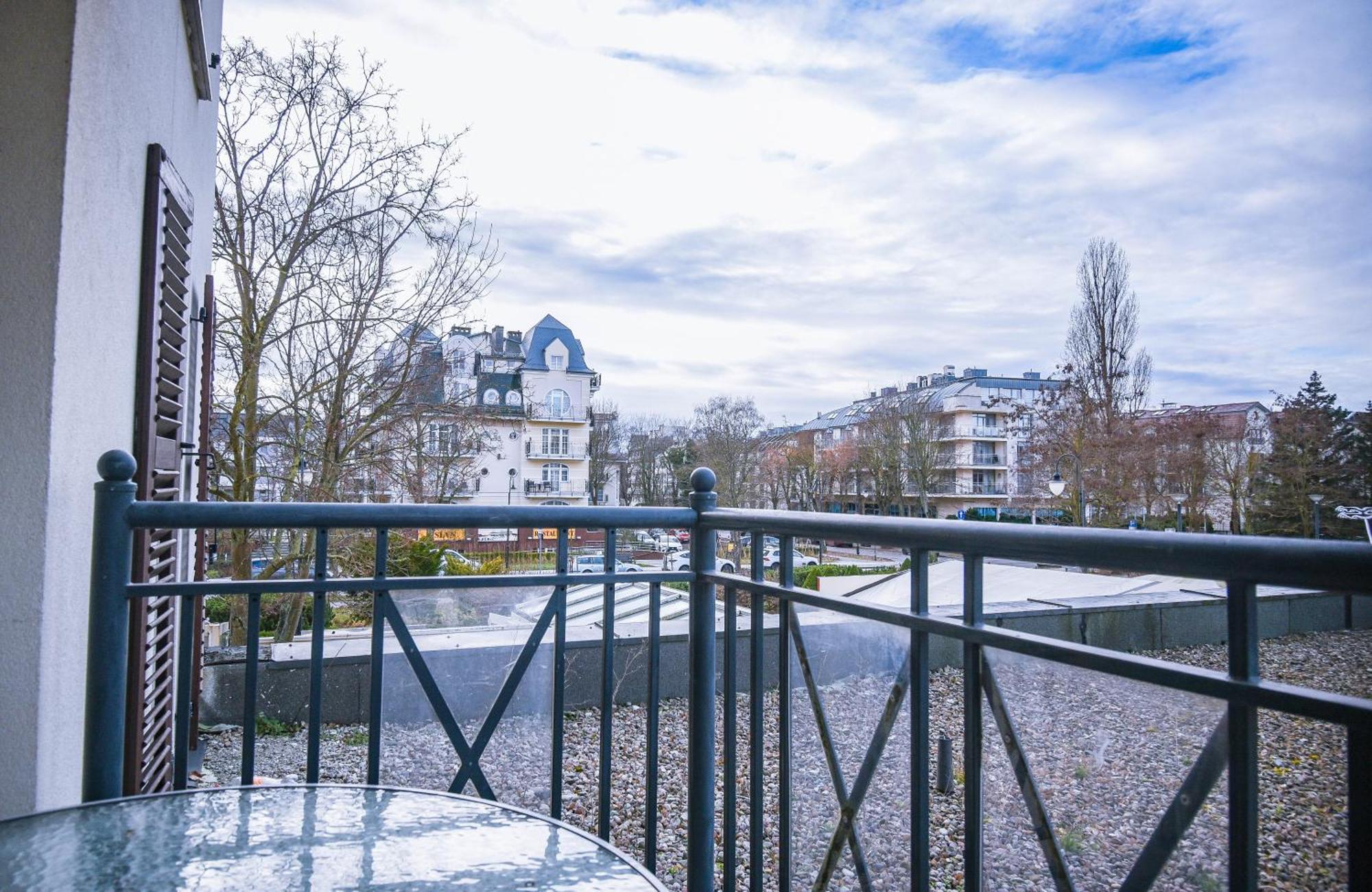 Apartamenty Promenada Z Tarasem I Parkingiem - Apartamenty Na Wyspie Свиноуйсьце Экстерьер фото